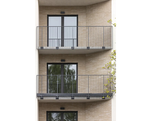Bloc de apartamente cu balcoane și balustrade metalice