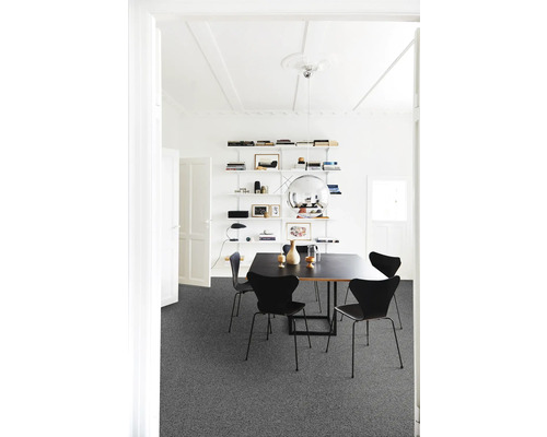 Sufragerie cu masă neagră, scaune și covor gri