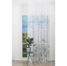 Fereastră cu perdea cu model floral și o plantă pe o măsuță laterală