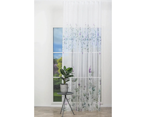 Fereastră cu perdea cu model floral și o plantă pe o măsuță laterală