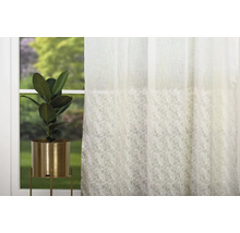 Cortină decorativă cu motiv de plante și plantă de interior în ghiveci auriu în fața unei ferestre