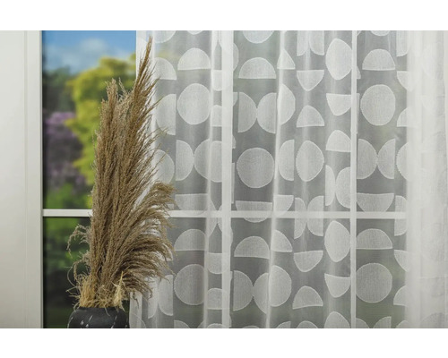 Decoratiune de fereastra cu perdea alba cu model si iarba decorativa
