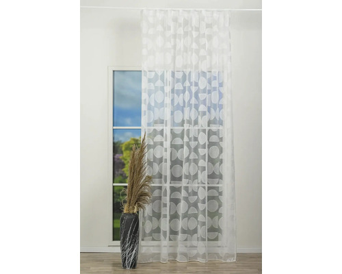 Decoratiune de fereastra cu perdea si vaza de flori
