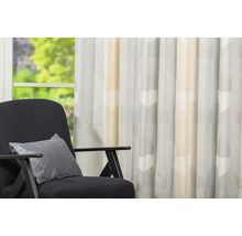 Cortină decorativă cu model geometric în fața unei ferestre