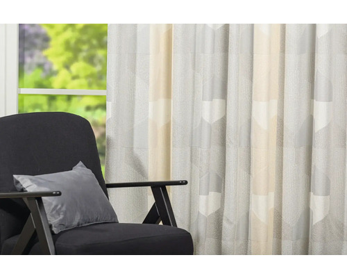 Cortină decorativă cu model geometric în fața unei ferestre