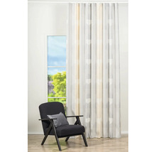 Scenă de cameră cu perdea cu model geometric și fotoliu