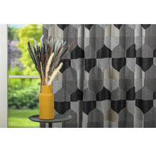 Cortină decorativă cu model geometric și vază cu iarbă ornamentală pe o masă