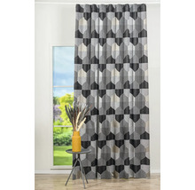 Cortină decorativă cu model geometric în fața unei ferestre