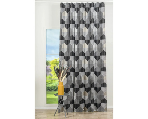Cortină decorativă cu model geometric în fața unei ferestre