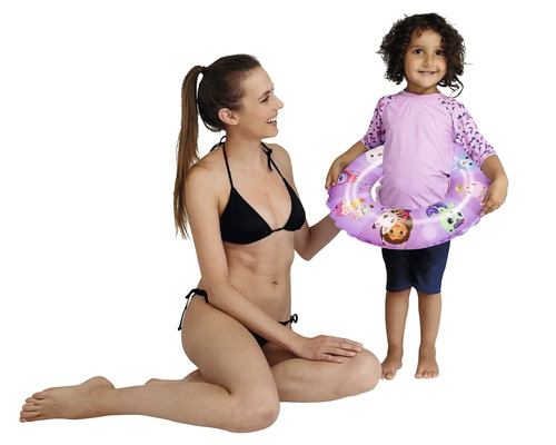 Mamă și copil cu colac de înot în interior