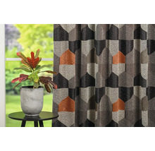 Șaluri decorative cu model geometric și plantă în ghiveci pe o masă