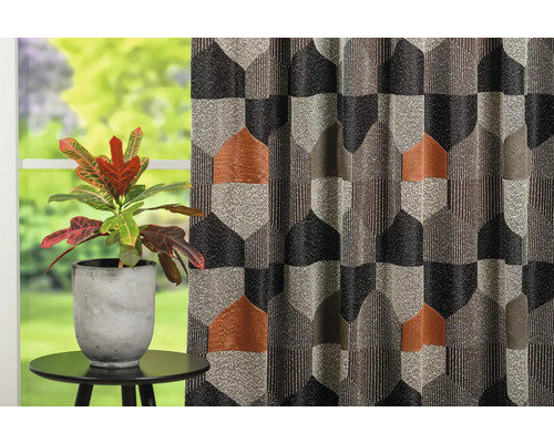 Șaluri decorative cu model geometric și plantă în ghiveci pe o masă