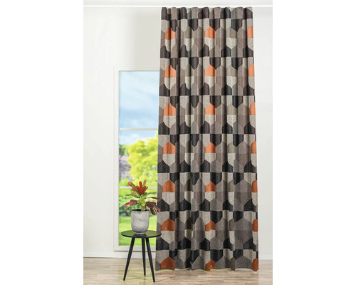 Cortină cu model geometric în fața unei ferestre.