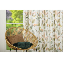 Interior decorativ cu fotoliu din ratan, perne și draperie cu model de frunze