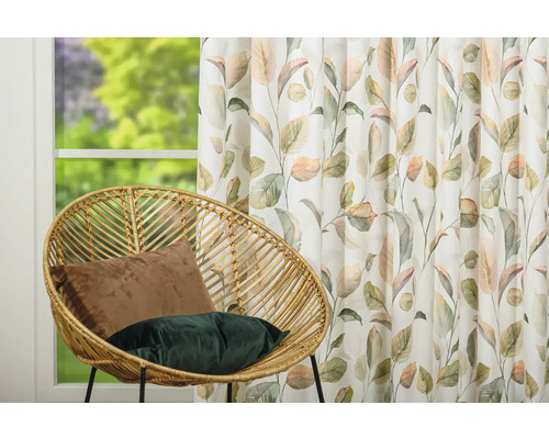Interior decorativ cu fotoliu din ratan, perne și draperie cu model de frunze