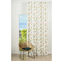 Cortină decorativă cu model de frunze lângă un scaun de ratan lângă fereastră