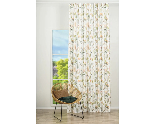 Cortină decorativă cu model de frunze lângă un scaun de ratan lângă fereastră