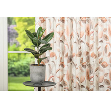 Fulare decorative cu model de frunze lângă o plantă de interior în ghiveci