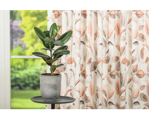 Fulare decorative cu model de frunze lângă o plantă de interior în ghiveci