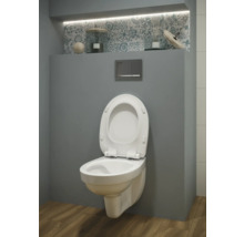 WC suspendat alb cu capacul toaletei deschis într-o baie