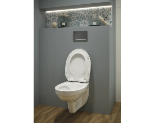 WC suspendat alb cu capacul toaletei deschis într-o baie