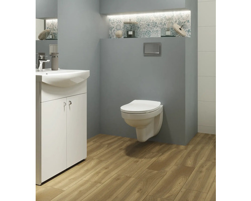 Baie modernă cu lavoar, WC suspendat și podea din lemn