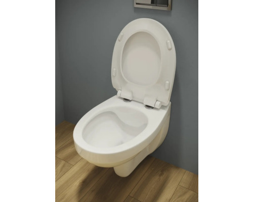 Toaletă suspendată cu capacul deschis într-o baie