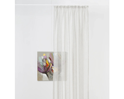 Cortină din material transparent cu o pictură florală pe perete