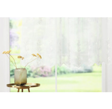 Șaluri decorative cu model floral în fața unei ferestre
