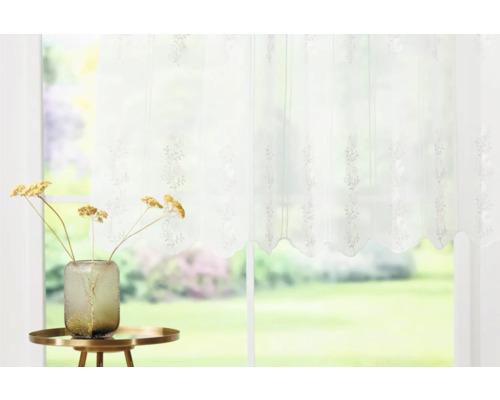 Șaluri decorative cu model floral în fața unei ferestre