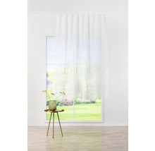 Perdea glisantă decorativă, transparentă, cu motiv floral, în fața unei ferestre într-o cameră luminoasă.