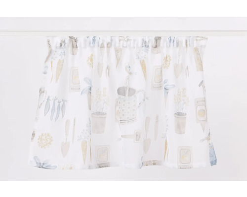 Perdea cu motive de grădină pe o bară de perdea