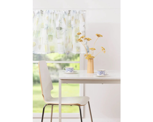 Cameră luminoasă cu perdea tip bistro cu motiv cu grădină, masă și scaun