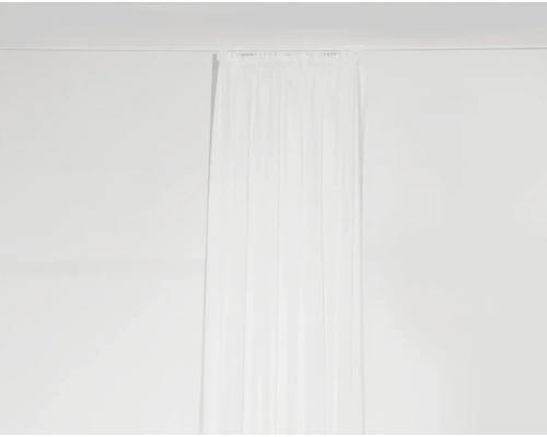 Cortină pe o bară de perdea în fața unui perete