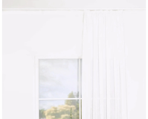 Fereastră cu perdea