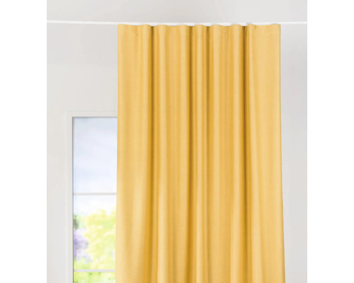 Cortină galbenă la fereastră