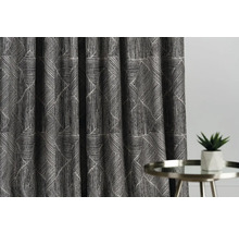 Cortină decorativă cu model grafic lângă o măsuță laterală