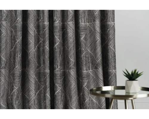 Cortină decorativă cu model grafic lângă o măsuță laterală