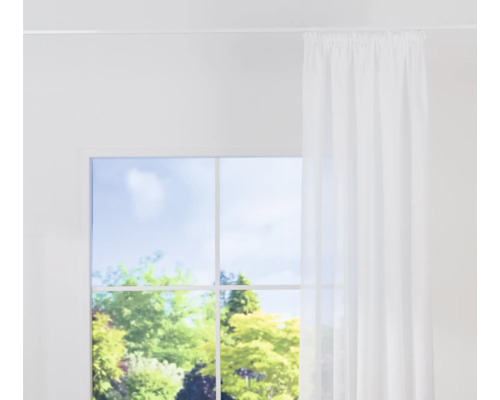 Cortină din voal în fața unei ferestre