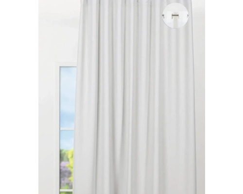 Cortină albă cu ochiuri în fața unei ferestre.