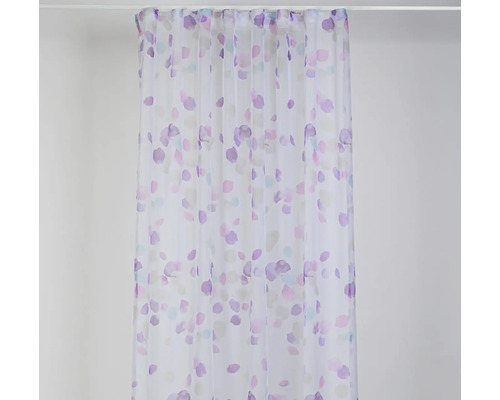 Perdea cu model punctat pe o bară de perdea