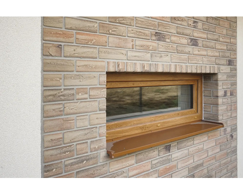 Fereastră cu pervaz într-un zid de cărămidă