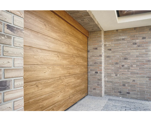 Vedere a unui garaj din lemn cu panouri orizontale și zidărie din cărămidă