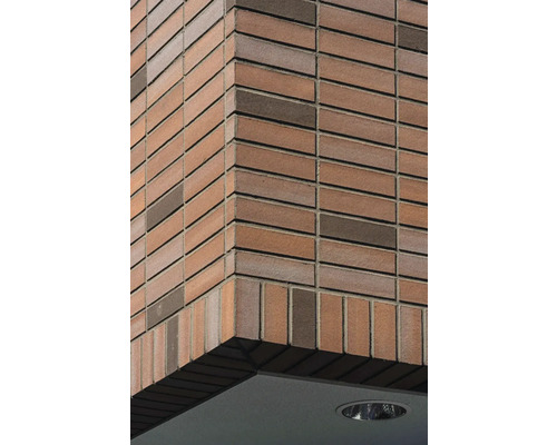 Prim-plan cu o fațadă cu cărămizi dreptunghiulare