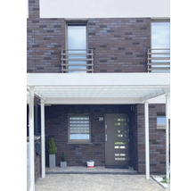 Fațadă de casă cu carport, ușă de intrare și ferestre într-un design modern.
