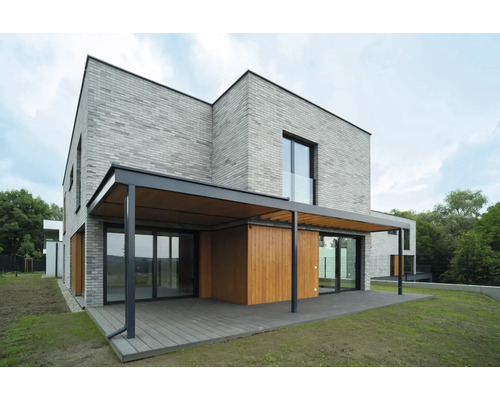 Casă modernă cu terasă și fațadă din cărămidă