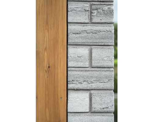 Prim-plan cu o fațadă cu placare din lemn și zidărie