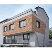 Clădire modernă cu fațadă din cărămidă, ferestre și balcon