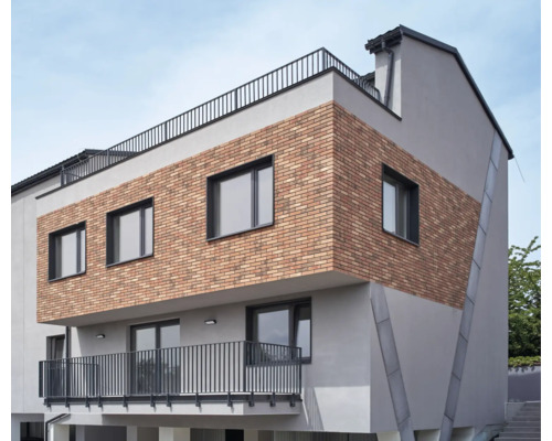 Clădire modernă cu fațadă din cărămidă, ferestre și balcon