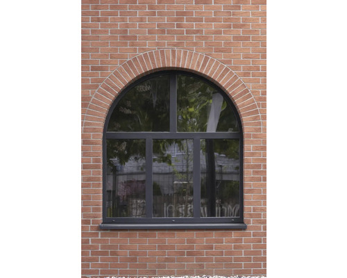 Fereastră arcuită într-un zid de cărămidă